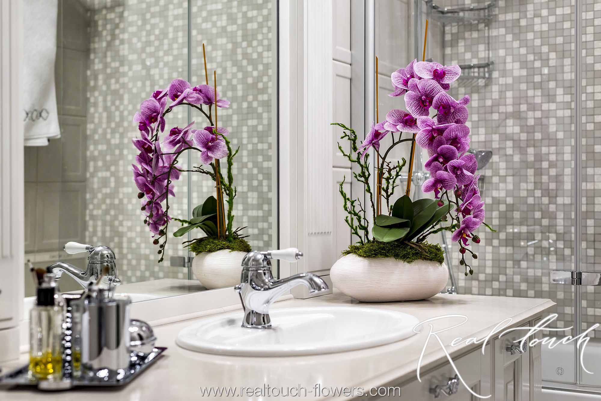 Орхидея Realtouch украшает ванную комнату
