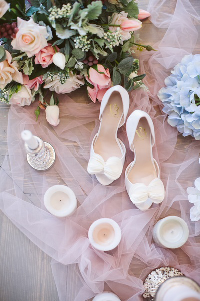 Туфли невесты и свадебный букет из искусственных цветов
