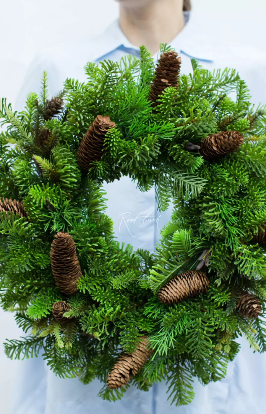 Венок из хвои с литой иглой 50 см с еловыми шишками - Зеленый Венок из хвои с литой иглой 50 см с еловыми шишками - Зеленый